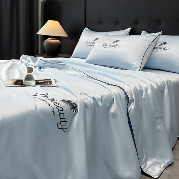 91家纺网 家纺一手货源 找家纺 伊梵居 2025新款水洗真丝刺绣夏被四件套 梦羽-天空蓝