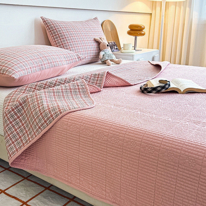 91家纺网 家纺一手货源 找家纺 沐纯家居 2025新款格子款天丝棉床盖三件套 布丁粉