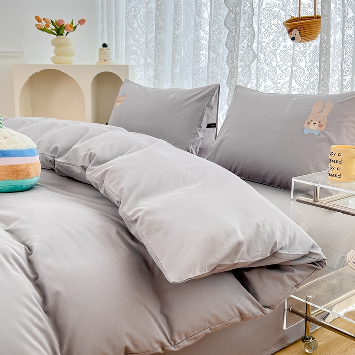 91家纺网 家纺一手货源 找家纺 曼町家居 2025春夏新款40支全棉纯棉水洗棉刺绣四件套 元气星喵-薄雾灰