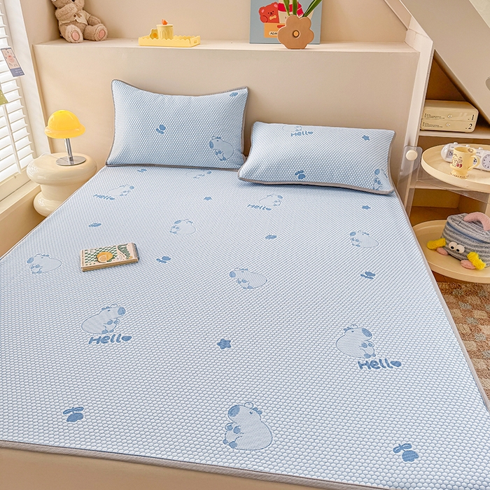 91家纺网 家纺一手货源 找家纺 雪鲨家纺  2025新款凉感冰豆豆凉席凉豆豆三件套冰丝提花软席PE 卡皮巴拉蓝