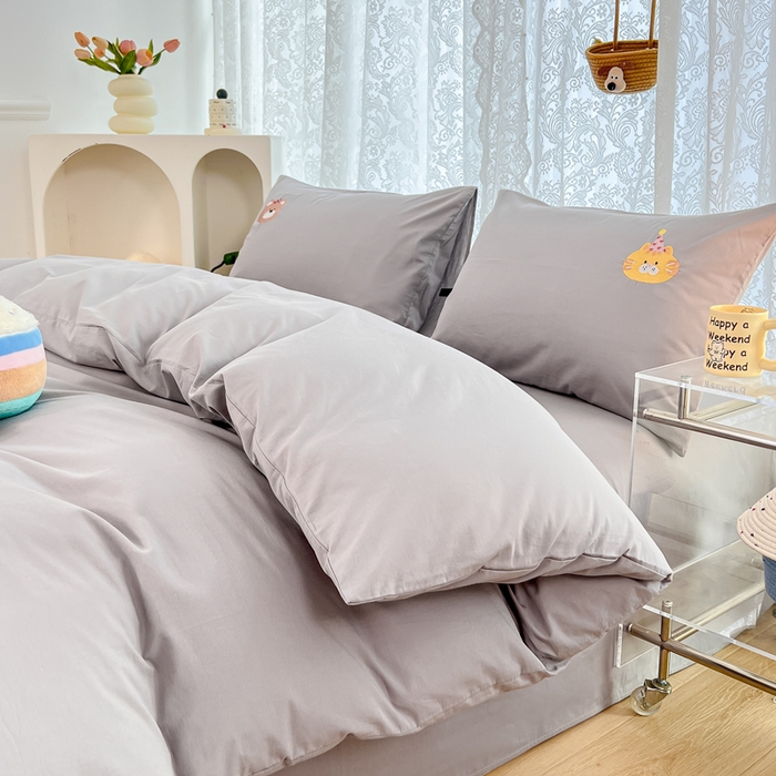 91家纺网 家纺一手货源 找家纺 曼町家居 2025春夏新款40支全棉纯棉水洗棉刺绣四件套 萌趣熊抱-薄雾灰