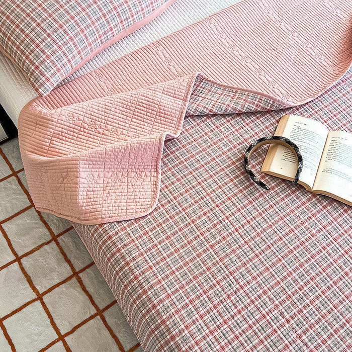 91家纺网 家纺一手货源 找家纺 沐纯家居 2025新款格子款天丝棉床盖三件套 布丁粉