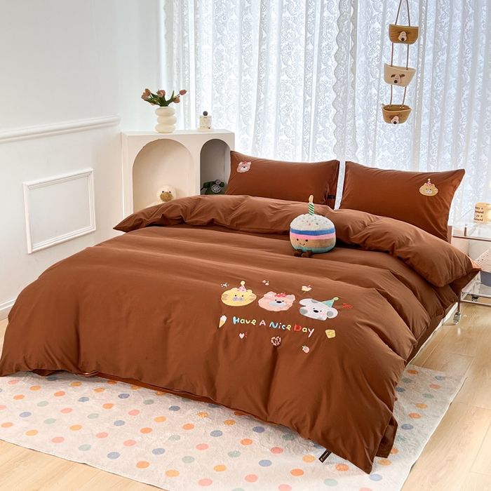 91家纺网 家纺一手货源 找家纺 曼町家居 2025春夏新款40支全棉纯棉水洗棉刺绣四件套 萌趣熊抱-复古咖