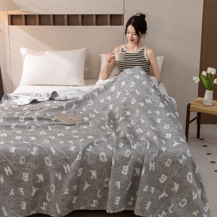 91家纺网 家纺一手货源 找家纺 乐家毛巾被 2025春夏新款三层棉全棉纯棉毛巾被 灰色字母