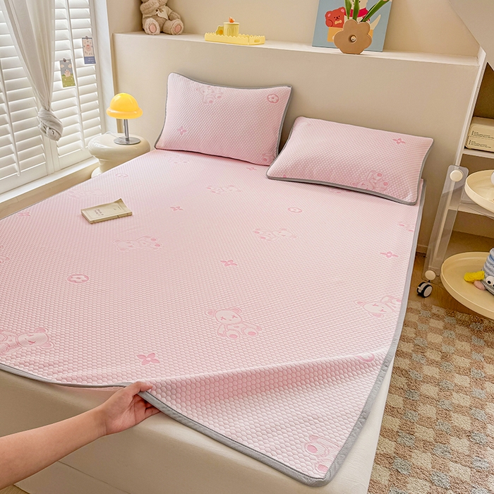 91家纺网 家纺一手货源 找家纺 雪鲨家纺  2025新款凉感冰豆豆凉席凉豆豆三件套冰丝提花软席PE 小熊粉