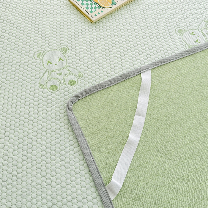 91家纺网 家纺一手货源 找家纺 雪鲨家纺  2025新款凉感冰豆豆凉席凉豆豆三件套冰丝提花软席PE 小熊绿