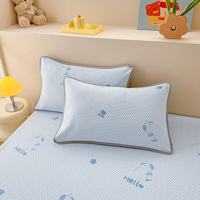 91家纺网 家纺一手货源 找家纺 雪鲨家纺  2025新款凉感冰豆豆凉席凉豆豆三件套冰丝提花软席PE 卡皮巴拉蓝