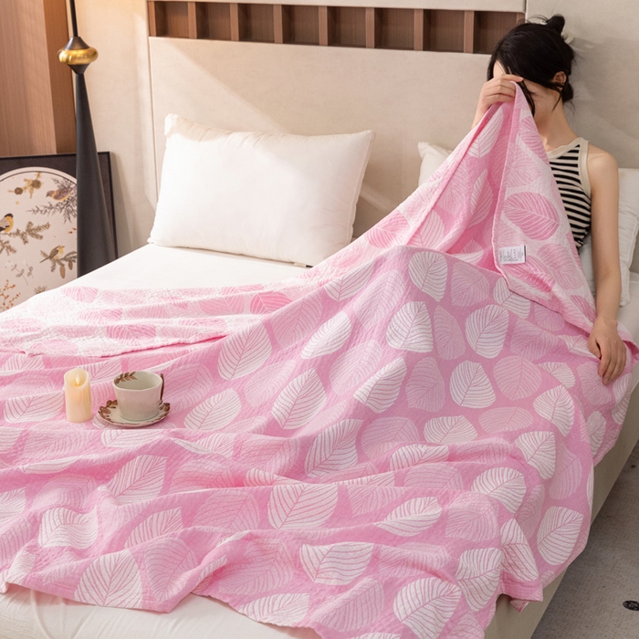 91家纺网 家纺一手货源 找家纺 乐家毛巾被 2025春夏新款三层棉全棉纯棉毛巾被 粉色树叶