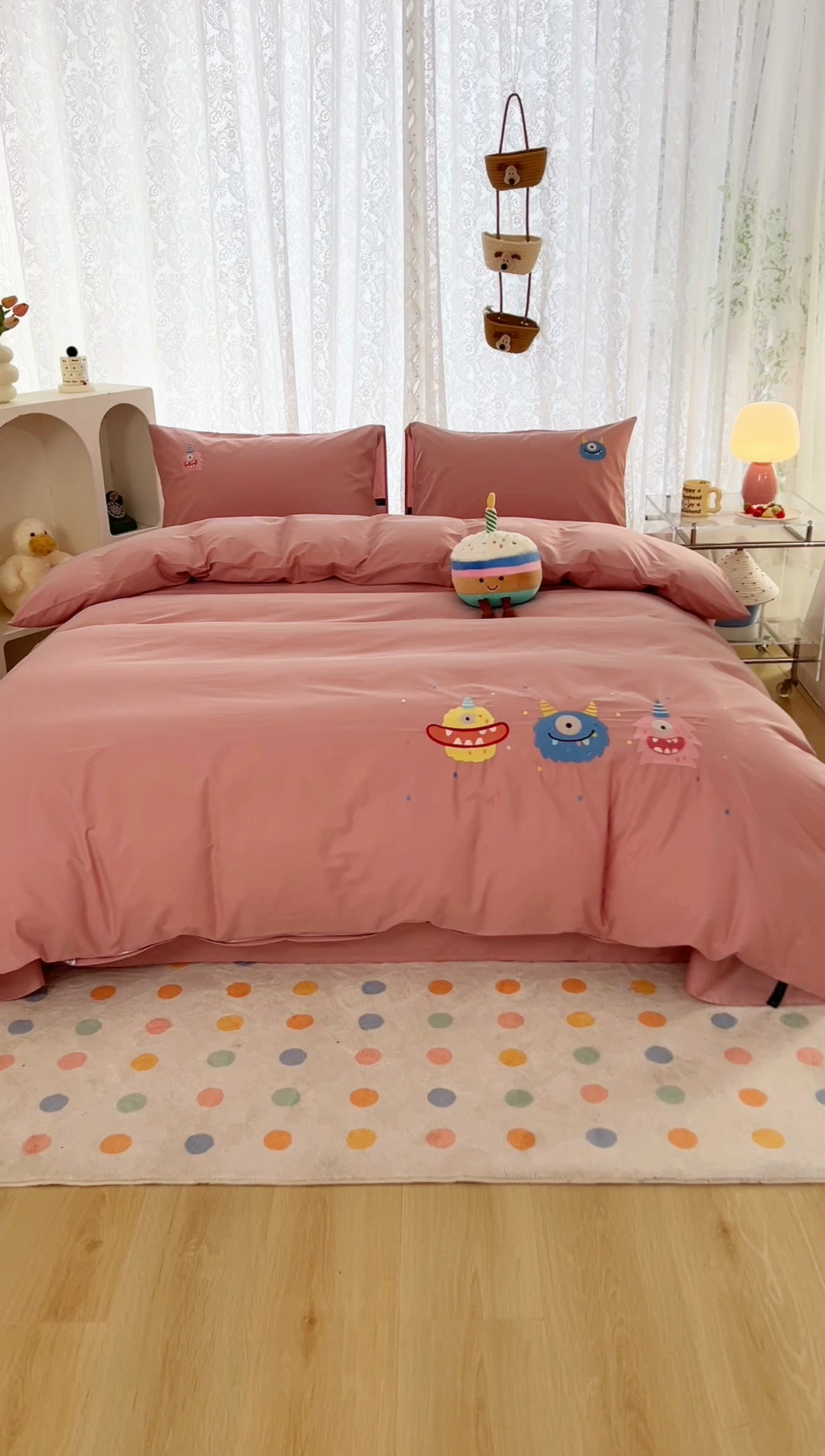 91家纺网 家纺一手货源 找家纺 曼町家居 2025春夏新款40支全棉纯棉水洗棉刺绣四件套 哆啦趣梦--慕斯粉