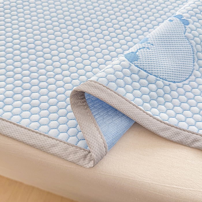 91家纺网 家纺一手货源 找家纺 雪鲨家纺  2025新款凉感冰豆豆凉席凉豆豆三件套冰丝提花软席PE 卡皮巴拉蓝