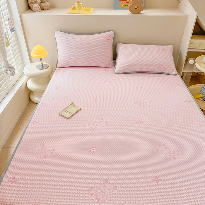 91家纺网 家纺一手货源 找家纺 雪鲨家纺  2025新款凉感冰豆豆凉席凉豆豆三件套冰丝提花软席PE 小熊粉