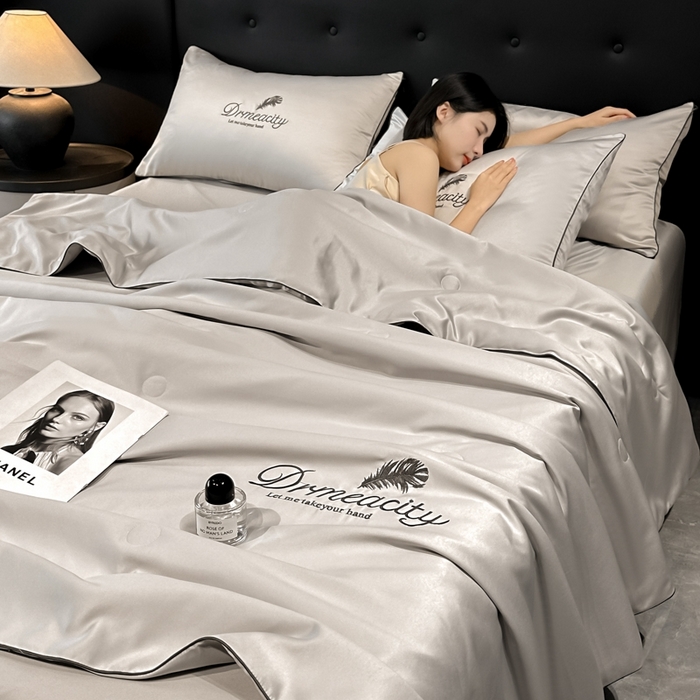 91家纺网 家纺一手货源 找家纺 伊梵居 2025新款水洗真丝刺绣夏被四件套 梦羽-山灰