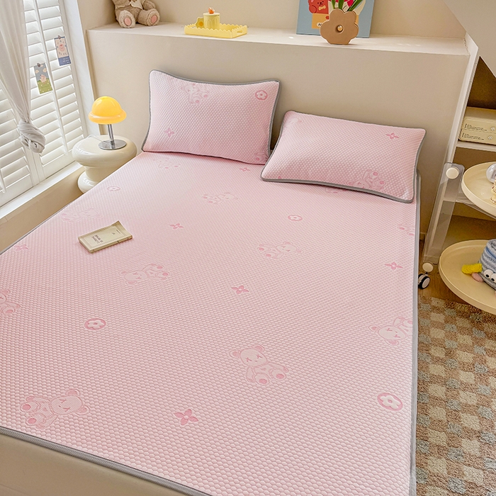 91家纺网 家纺一手货源 找家纺 雪鲨家纺  2025新款凉感冰豆豆凉席凉豆豆三件套冰丝提花软席PE 小熊粉