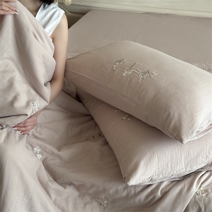 91家纺网 家纺一手货源 找家纺 鹿班家居 2025年夏季双层皱皱纱刺绣夏被系列—猫耳花园【标准会员-20元】 棕色