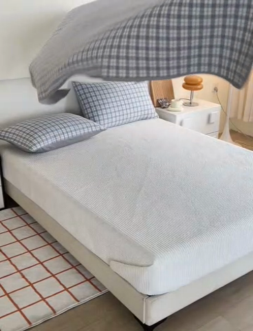 91家纺网 家纺一手货源 找家纺 沐纯家居 2025新款格子款天丝棉床盖三件套 布丁蓝-配灰