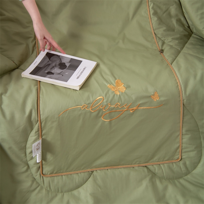 91家纺网 家纺一手货源 找家纺 照世家纺 2025新款柔软透气全棉抱枕被-蝶影（控价不低于40*40的69，45*45的89，50*50的109，55*55的139，60*60的189）蝶影-草绿