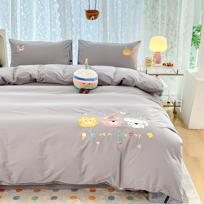 91家纺网 家纺一手货源 找家纺 曼町家居 2025春夏新款40支全棉纯棉水洗棉刺绣四件套 萌趣熊抱-薄雾灰