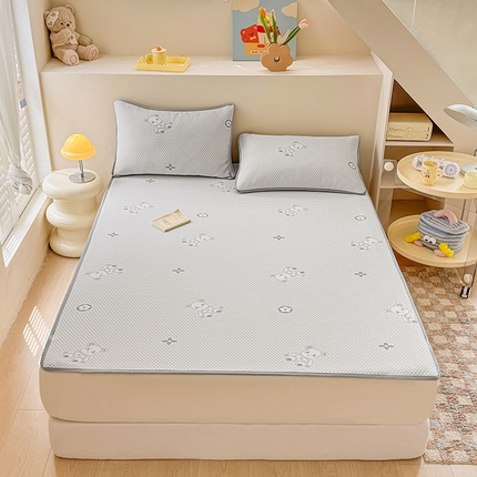 91家纺网 家纺一手货源 找家纺 雪鲨家纺  2025新款凉感冰豆豆凉席凉豆豆三件套冰丝提花软席PE 小熊灰