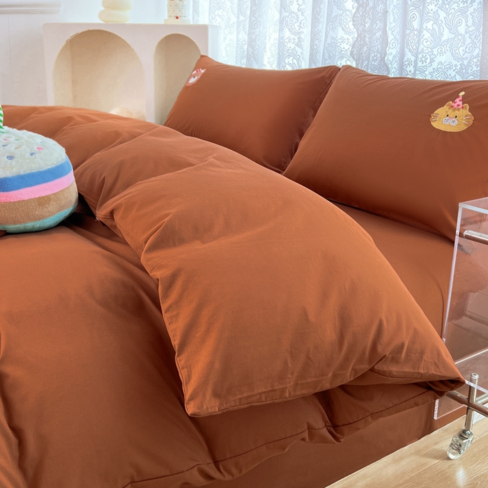 91家纺网 家纺一手货源 找家纺 曼町家居 2025春夏新款40支全棉纯棉水洗棉刺绣四件套 萌趣熊抱-复古咖