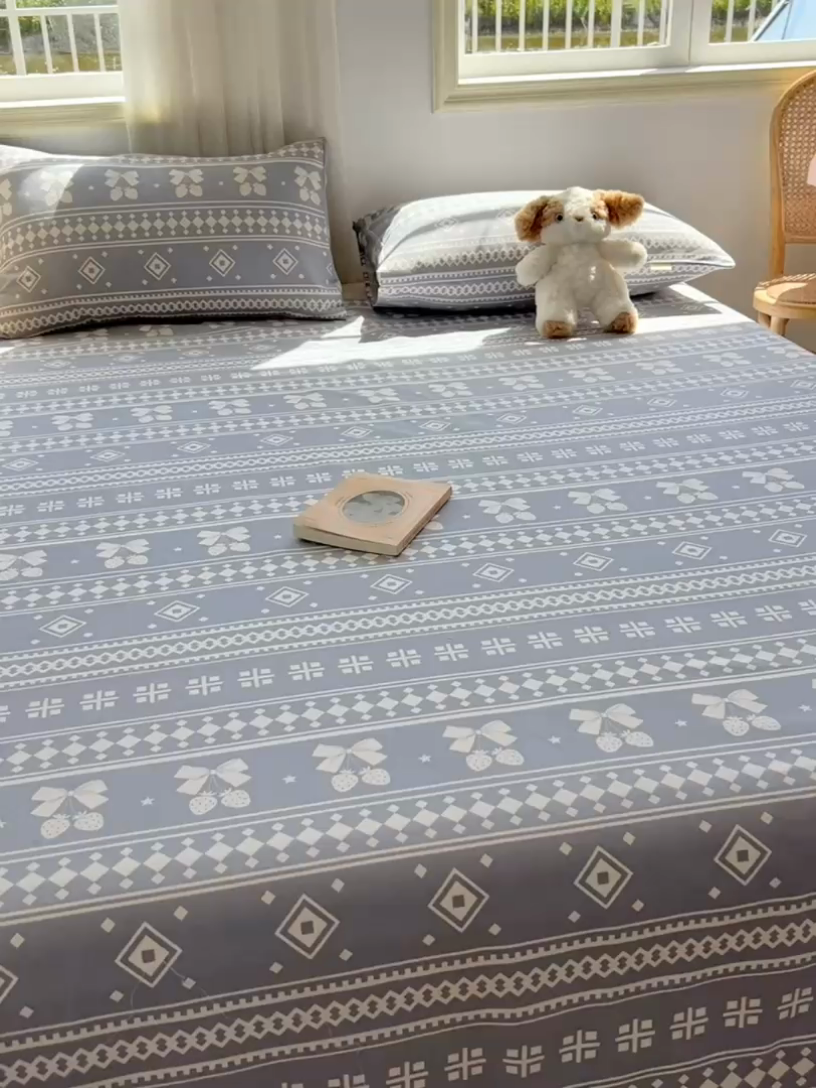 91家纺网 家纺一手货源 找家纺 爱彼家纺 2025新款热门卡通条纹原棉老粗布凉席床单 草莓格-灰