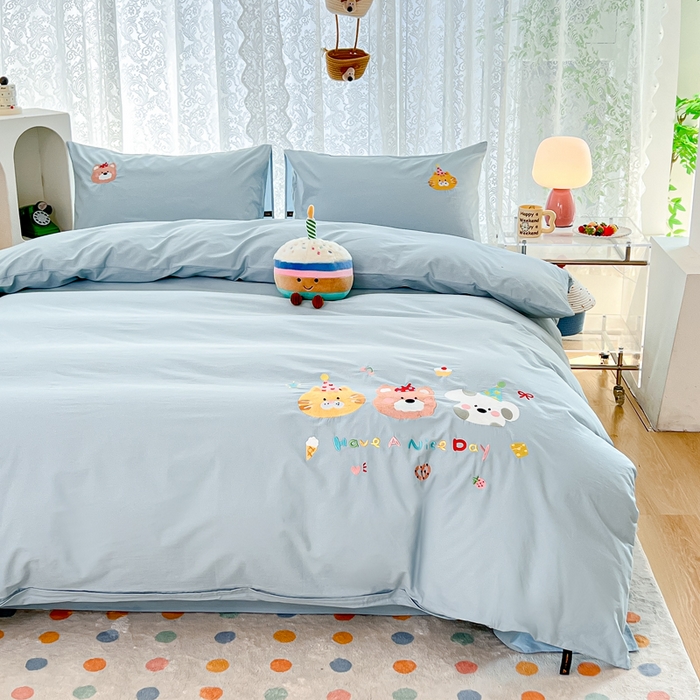 91家纺网 家纺一手货源 找家纺 曼町家居 2025春夏新款40支全棉纯棉水洗棉刺绣四件套 萌趣熊抱-北欧蓝