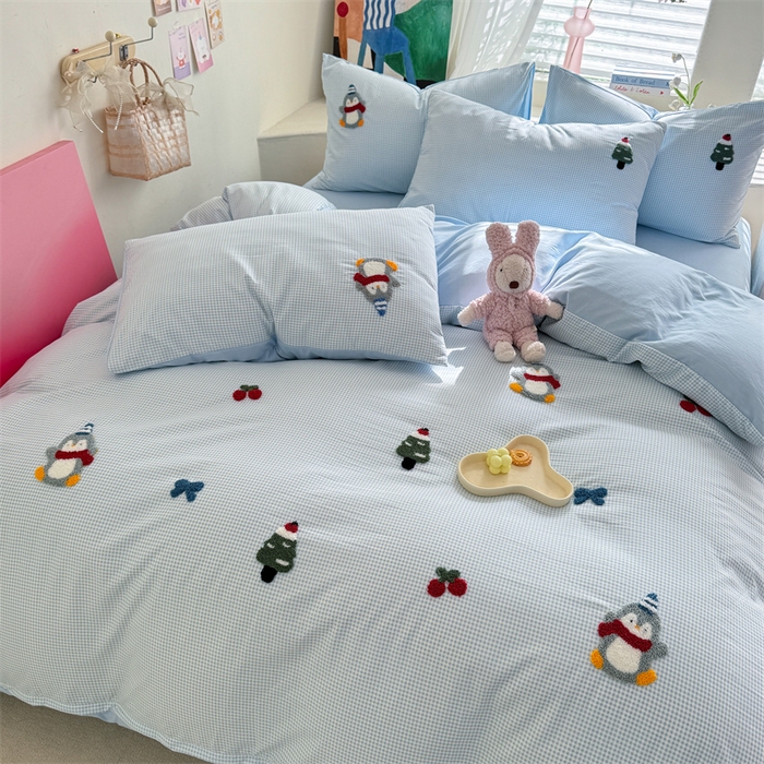 91家纺网 家纺一手货源 找家纺 多品 2025春夏新款水洗棉毛巾绣卡通系列被套单件-单被套 豆丁企鹅 小格