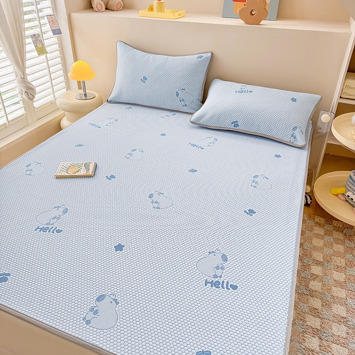 91家纺网 家纺一手货源 找家纺 雪鲨家纺  2025新款凉感冰豆豆凉席凉豆豆三件套冰丝提花软席PE 卡皮巴拉蓝