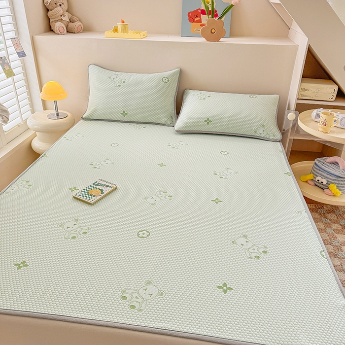 91家纺网 家纺一手货源 找家纺 雪鲨家纺  2025新款凉感冰豆豆凉席凉豆豆三件套冰丝提花软席PE 小熊绿