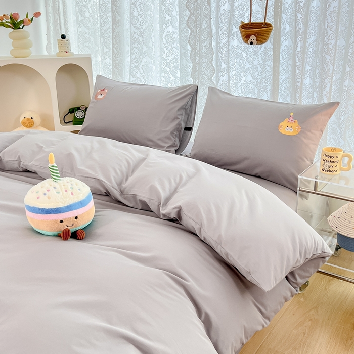 91家纺网 家纺一手货源 找家纺 曼町家居 2025春夏新款40支全棉纯棉水洗棉刺绣四件套 萌趣熊抱-薄雾灰