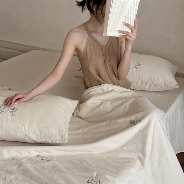 91家纺网 家纺一手货源 找家纺 鹿班家居 2025年夏季双层皱皱纱刺绣夏被系列—猫耳花园【标准会员-20元】 白色