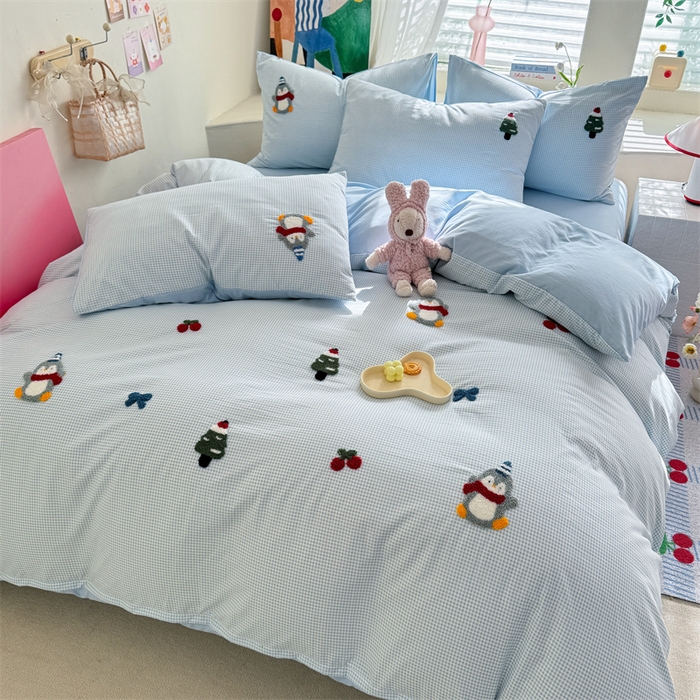 91家纺网 家纺一手货源 找家纺 多品 2025春夏新款水洗棉毛巾绣卡通系列被套单件-单被套 豆丁企鹅 小格