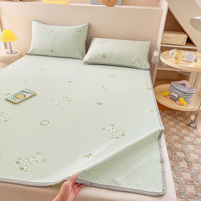 91家纺网 家纺一手货源 找家纺 雪鲨家纺  2025新款凉感冰豆豆凉席凉豆豆三件套冰丝提花软席PE 小熊绿