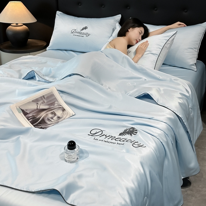 91家纺网 家纺一手货源 找家纺 伊梵居 2025新款水洗真丝刺绣夏被四件套 梦羽-天空蓝