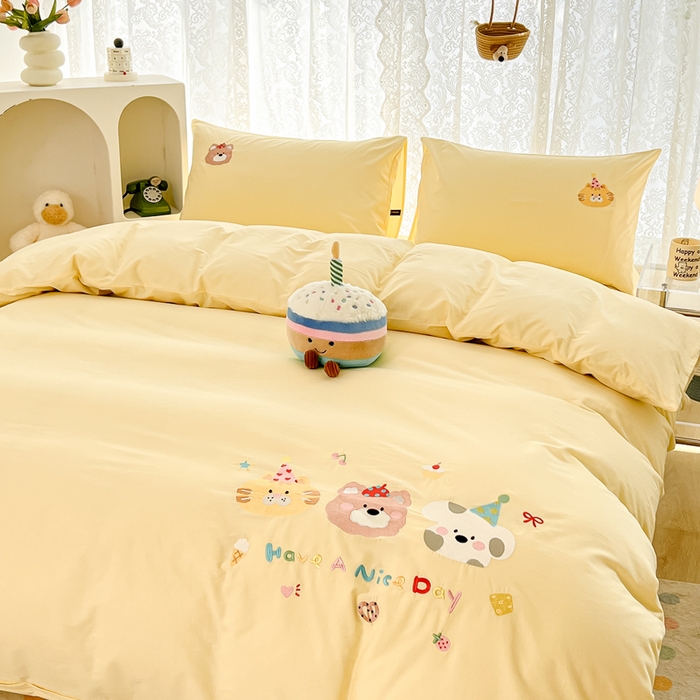 91家纺网 家纺一手货源 找家纺 曼町家居 2025春夏新款40支全棉纯棉水洗棉刺绣四件套 萌趣熊抱-奶油黄