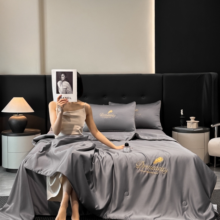 91家纺网 家纺一手货源 找家纺 伊梵居 2025新款水洗真丝刺绣夏被四件套 梦羽-高级灰