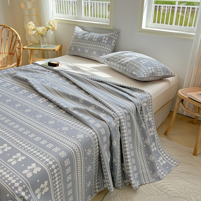 91家纺网 家纺一手货源 找家纺 爱彼家纺 2025新款热门卡通条纹原棉老粗布凉席床单 草莓格-灰