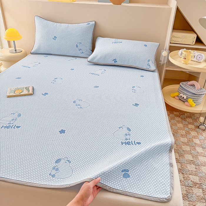 91家纺网 家纺一手货源 找家纺 雪鲨家纺  2025新款凉感冰豆豆凉席凉豆豆三件套冰丝提花软席PE 卡皮巴拉蓝