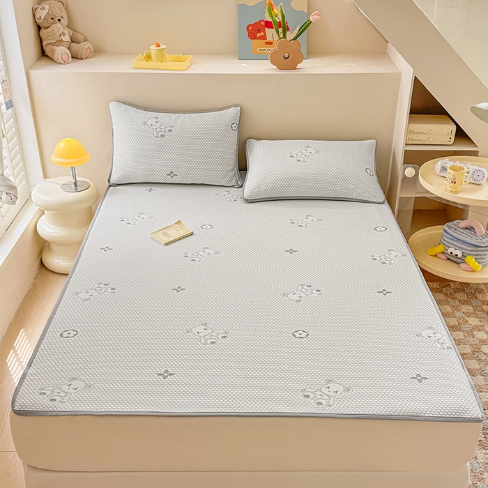 91家纺网 家纺一手货源 找家纺 雪鲨家纺  2025新款凉感冰豆豆凉席凉豆豆三件套冰丝提花软席PE 小熊灰