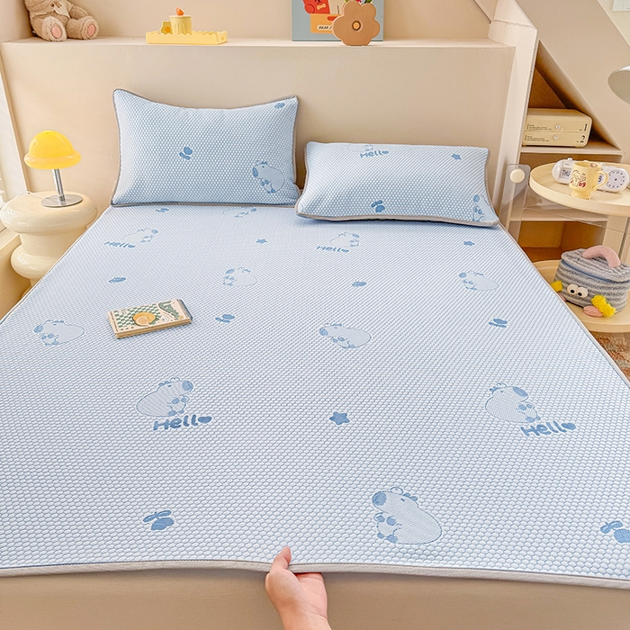 91家纺网 家纺一手货源 找家纺 雪鲨家纺  2025新款凉感冰豆豆凉席凉豆豆三件套冰丝提花软席PE 卡皮巴拉蓝