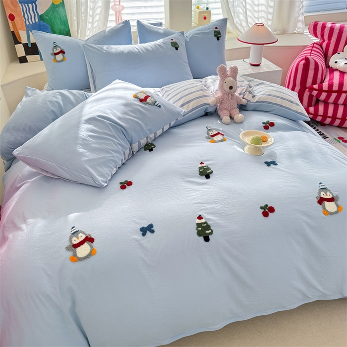 91家纺网 家纺一手货源 找家纺 多品 2025春夏新款水洗棉毛巾绣卡通系列被套单件-单被套 豆丁企鹅 蓝条