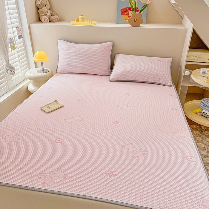 91家纺网 家纺一手货源 找家纺 雪鲨家纺  2025新款凉感冰豆豆凉席凉豆豆三件套冰丝提花软席PE 小熊粉