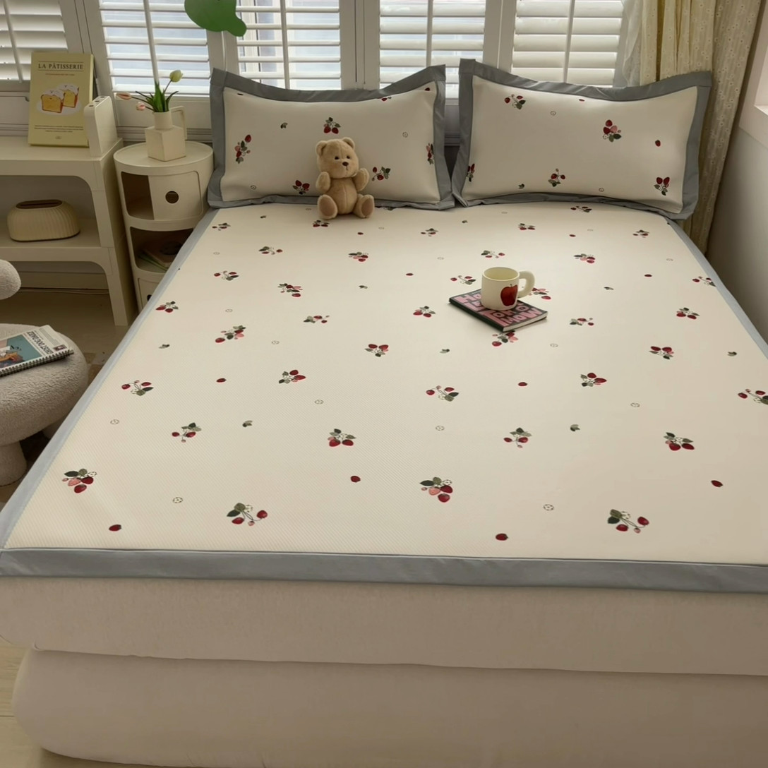 91家纺网 家纺一手货源 找家纺 星座家纺 2025新款复合提花凉感丝凉席三件套平铺款 奶油草莓