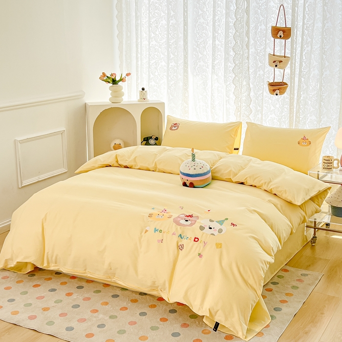 91家纺网 家纺一手货源 找家纺 曼町家居 2025春夏新款40支全棉纯棉水洗棉刺绣四件套 萌趣熊抱-奶油黄