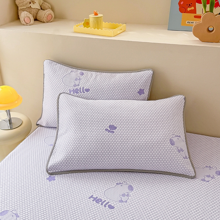 91家纺网 家纺一手货源 找家纺 雪鲨家纺  2025新款凉感冰豆豆凉席凉豆豆三件套冰丝提花软席PE 卡皮巴拉紫