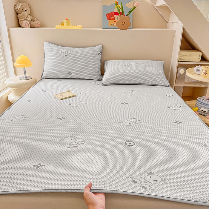 91家纺网 家纺一手货源 找家纺 雪鲨家纺  2025新款凉感冰豆豆凉席凉豆豆三件套冰丝提花软席PE 小熊灰