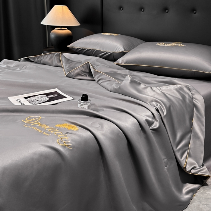 91家纺网 家纺一手货源 找家纺 伊梵居 2025新款水洗真丝刺绣夏被四件套 梦羽-高级灰