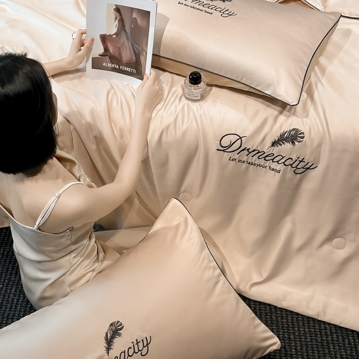 91家纺网 家纺一手货源 找家纺 伊梵居 2025新款水洗真丝刺绣夏被四件套 梦羽-卡其