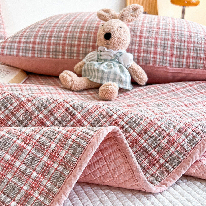 91家纺网 家纺一手货源 找家纺 沐纯家居 2025新款格子款天丝棉床盖三件套 布丁粉