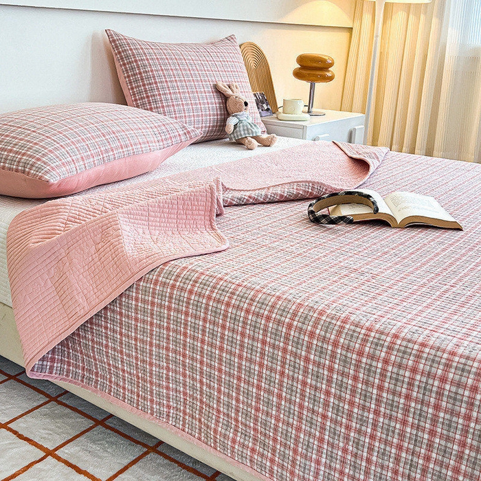 91家纺网 家纺一手货源 找家纺 沐纯家居 2025新款格子款天丝棉床盖三件套 布丁粉