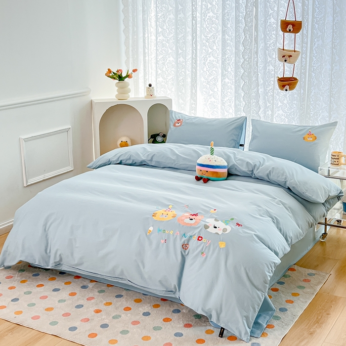 91家纺网 家纺一手货源 找家纺 曼町家居 2025春夏新款40支全棉纯棉水洗棉刺绣四件套 萌趣熊抱-北欧蓝